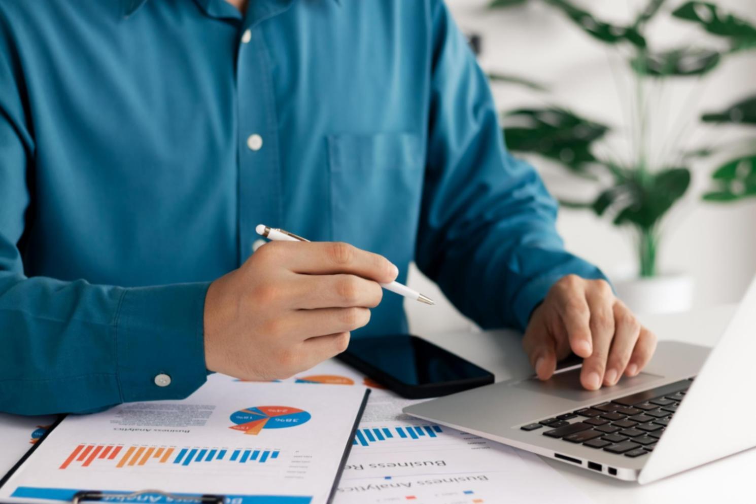 Environnement de formation moderne avec supports pédagogiques sur la gestion financière